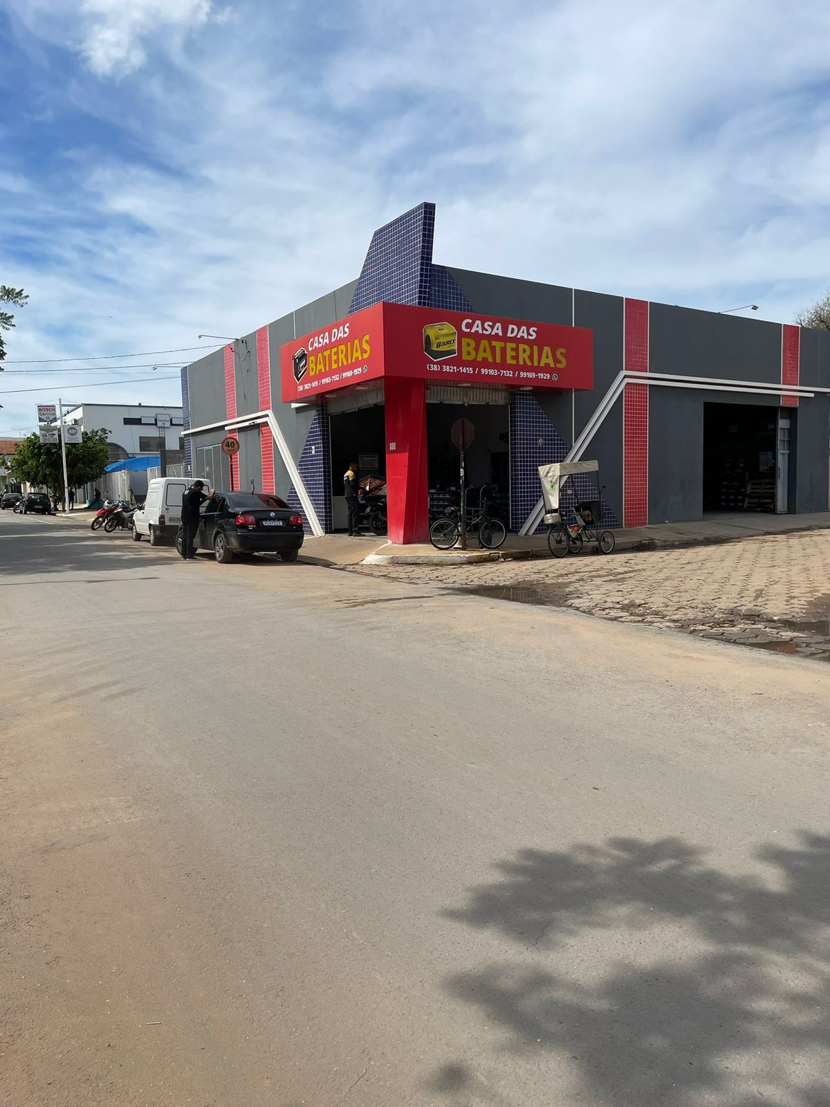 Fachada frontal da Casa das Baterias Janaúba