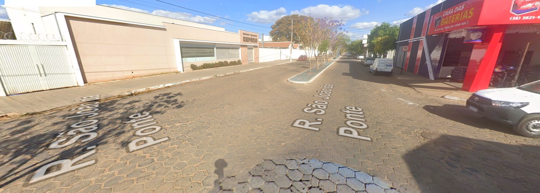 Vista da rua da Casa das Baterias Janaúba